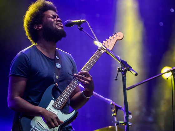 Co se dělo na vedlejších scénách Michael Kiwanuka