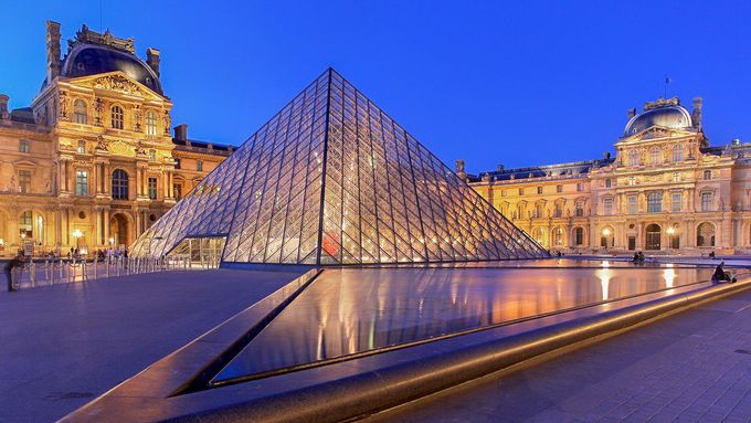 Louvre v Paříži ve Francii. Ilustrační snímek