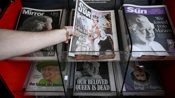 Pro noviny smrt královny znamenala obrovský nárůst prodeje, protože truchlící si pořizovali pamětní tištěná vydání.