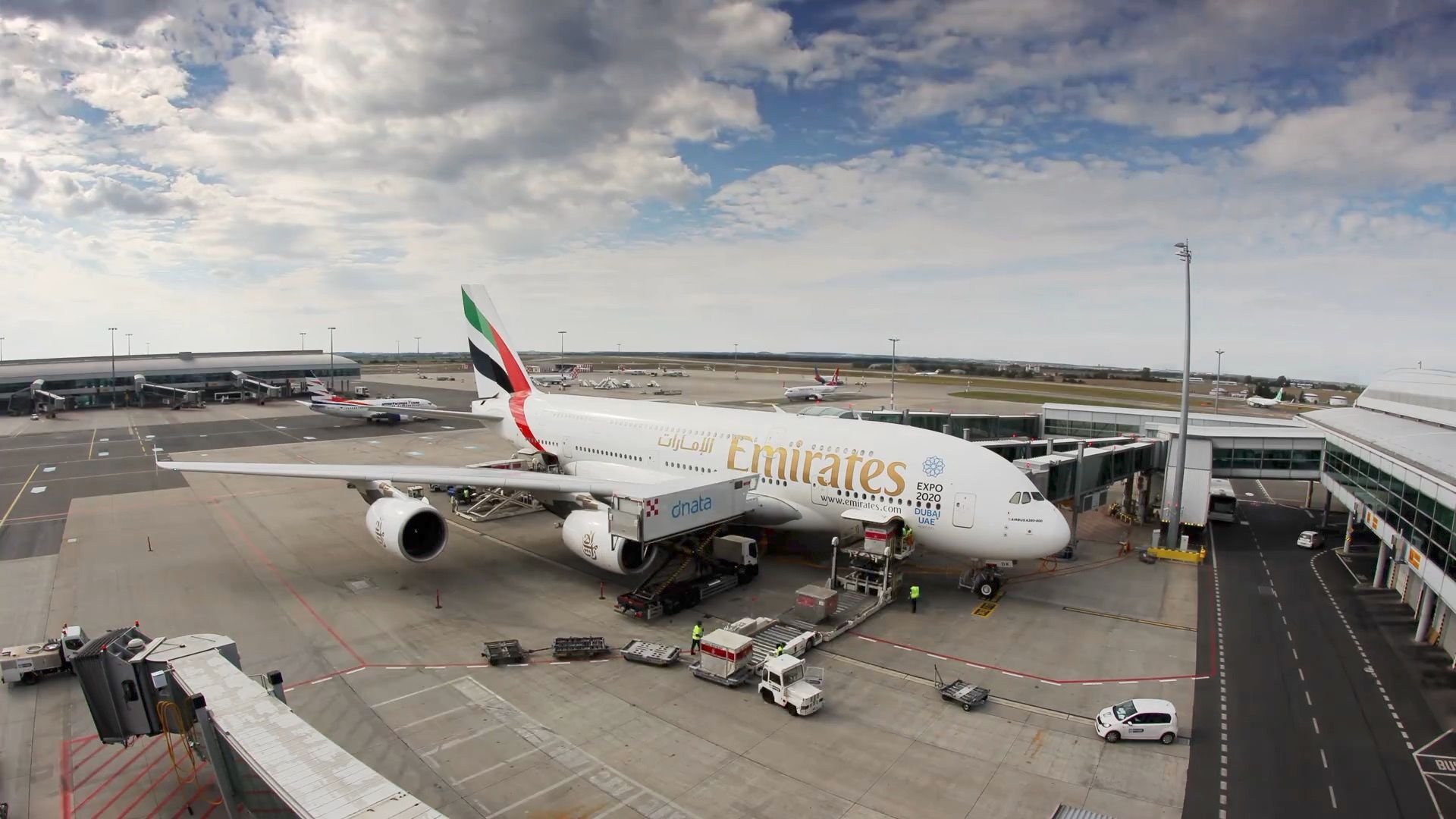 Největší dopravní letoun světa Airbus A380 na pražském letišti