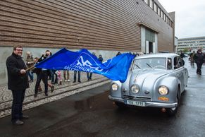 Tatra 87 odstartovala na cestu po stopách legendárního vozidla Hanzelky a Zikmunda