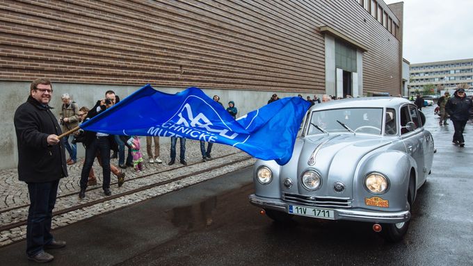 Tatra 87 vyráží po stopách první výpravy Hanzelky a Zikmunda. Cílem je Marseille.