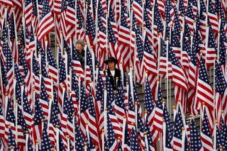 Dnes mají být Američané jednotni. Vlajky u Pentagonu