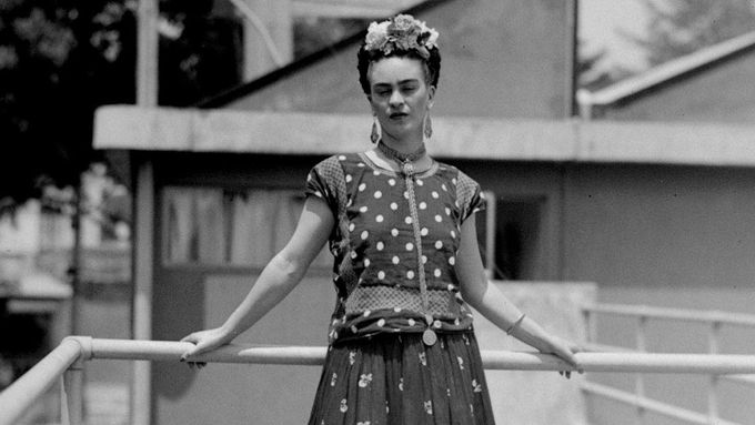 Frida Kahlo 14. dubna 1939 ve svém domě v Mexico City.