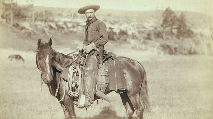 Kovboj na snímku fotografa Johna C. H. Grabilla. Snímky skvěle dokumentují drsný život na Divokém západě.