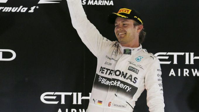 Nico Rosberg se raduje na stupních vítězů na okruhu Yas Marina.