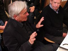 Exprezident Václav Havel a jeho přítel a dvorní architekt Miroslav Masák mezi studenty v Liberci