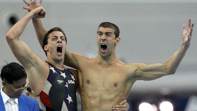 Američtí plavci Michael Phelps a Garrett Weber-Gale (vlevo) se radují ze zlaté olympijské medaile ze štafety na 4x100 metrů volným způsobem.