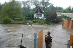 Rozvodněný potok na Kladensku vytopil několik domů