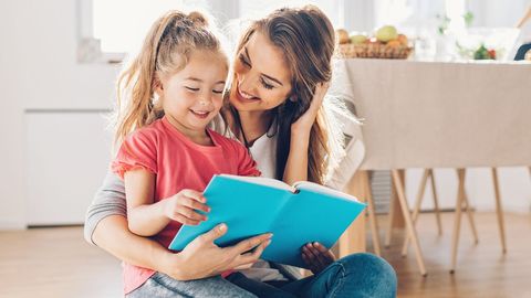 Babičku dostávají děti moc brzy, povinná četba je spíše pro dívky, říká expert