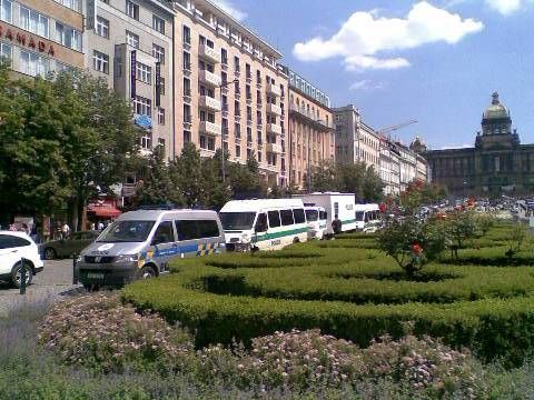 Policejní vozy na Václavském náměstí