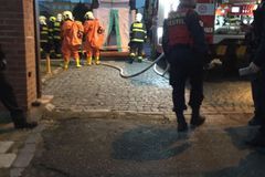 Z průmyslového areálu v pražských Komořanech unikl chlor, na místě zasahovali hasiči