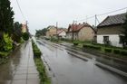 Vojkovice na Mělnicku a jejich okolí byly jednou z obcí, které silně zasáhly letošní povodně. Těžko uvěřit, že tato silnice byla místy až 60 centimetrů pod vodou.