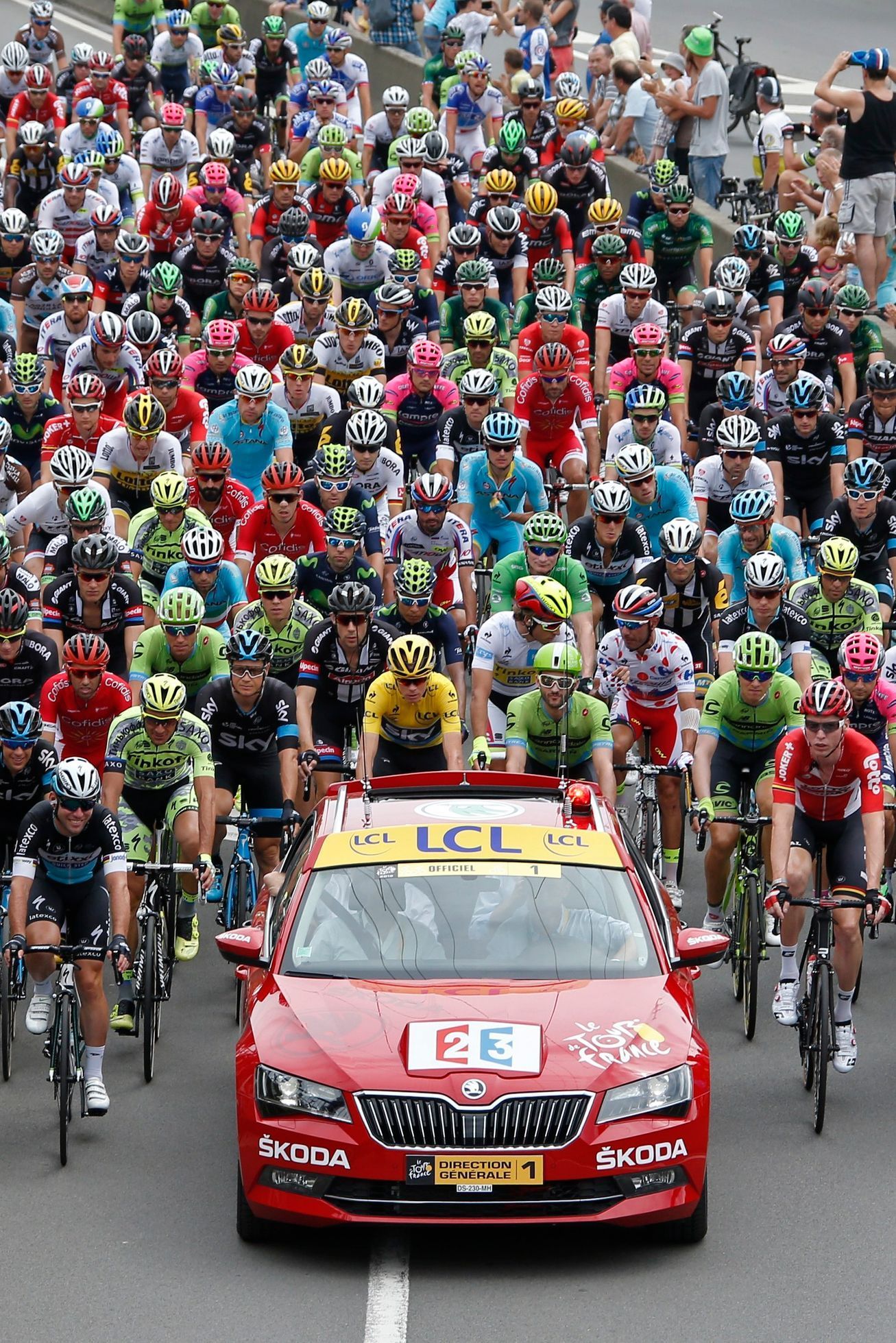 Peloton během čtvrté etapy Tour de France 2015