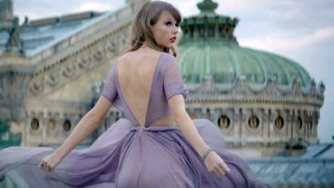 Taylor Swift v Paříži roku 2012 natočila videoklip ke skladbě Begin Again.