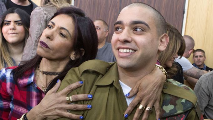 Izraelský voják Elor Azaria se svou matkou u soudu, který ho poslal na 18 měsíců do vězení.
