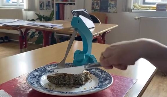 Člověku s omezeným pohybem horních končetin stačí k samoobsluze a krájení pouze jedna ruka. Úlohu vidličky zajišťuje Vidlík.