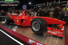 Schumacher bojuje o život, jeho vůz zatím vydělal miliony