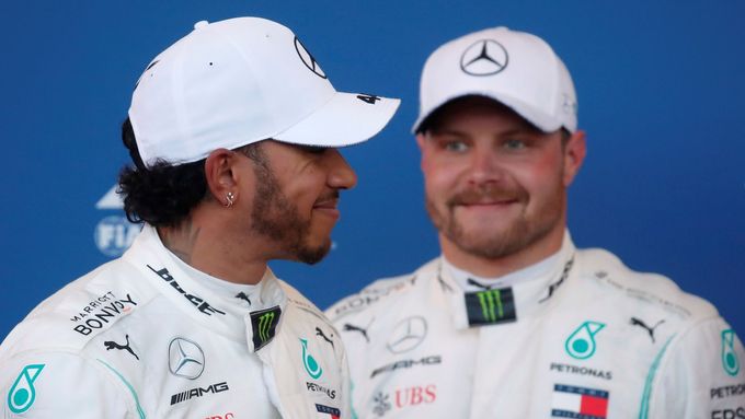 Valtteri Bottas (vpravo) a Lewis Hamilton z Mercedesu ovládli kvalifikaci v Baku.