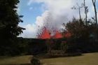 Unikátní záběry. Obyvatel Havaje natočil lávu, tryskající přímo u jeho domu
