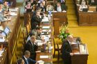 Chaos ve Sněmovně: Tři schůze naráz a absentující poslanci