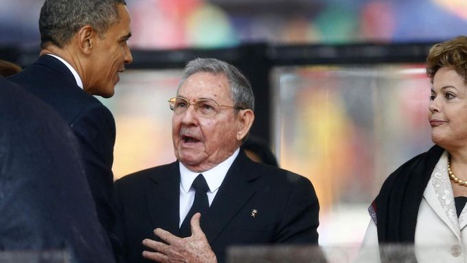 Prezident USA Barack Obama se zdraví s prezidentem Kuby Raúlem Castrem.