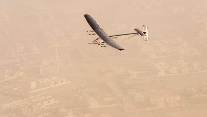 Foto: Letoun vyrazil na pouť kolem světa. Bez kapky paliva