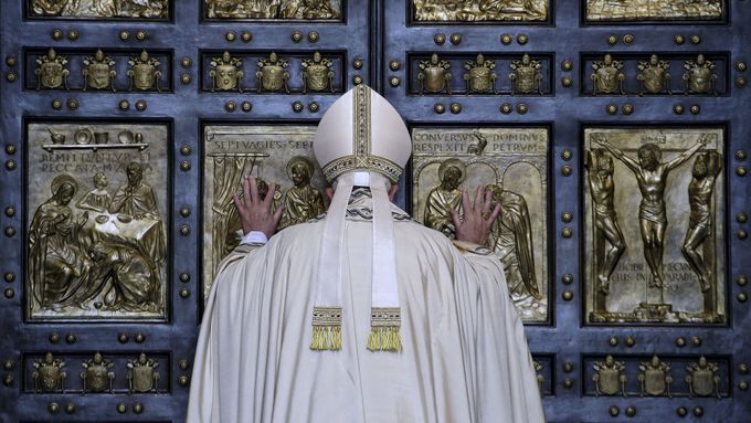 Papež František otevřel Svatou bránu.