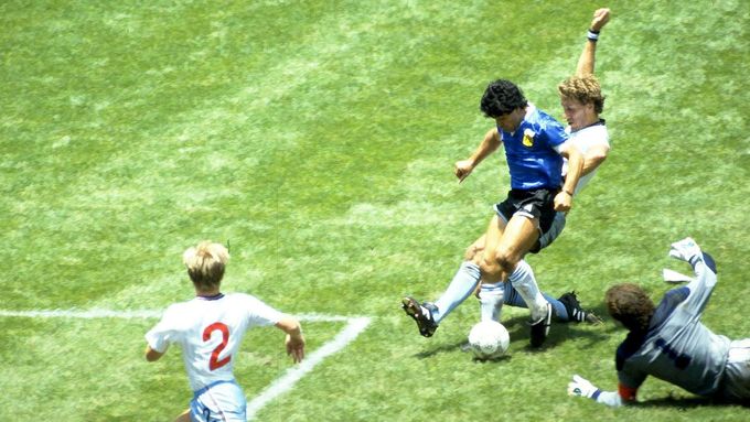 Diego Maradona zakončuje ve čtvrtfinále MS 1986 v Mexiku úchvatné sólo gólem do sítě Anglie
