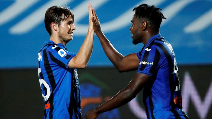 Hráči Atalanty Bergamo Duvan Zapata a Marten de Roon slaví gól v zápase s Brescií.