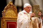 Papež pluje už čtyři roky bouří kritiky a nepochopení