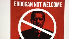 Plakáty zvoucí na demonstraci Erdogan není vítán.