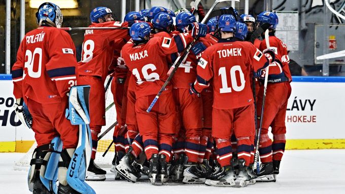 Radost českých hokejistů po vítězství nad Slovenskem v utkání o 5. místo na Hlinka Gretzky Cupu 2025