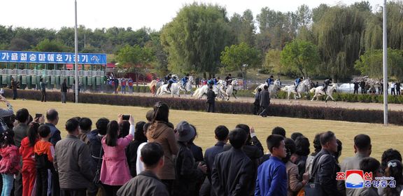 Severokorejci už mohou sázet na koně - dokonce i dvanáctiletí chlapci.