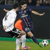 Fotbal, Liga mistrů, Paris St Germain - Valencie: Javier Pastore (vpravo) -  Antonio Barragan