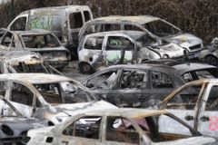 Při silvestrovských oslavách ve Francii shořelo na 1200 aut