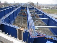 Nová mostní konstrukce je už nad tratí ve Studénce. Most má být hotov na konci července
