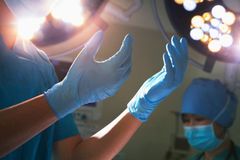 Chirurgy mohou brzy nahradit stroje. První robot zvládl operaci bez lidské pomoci