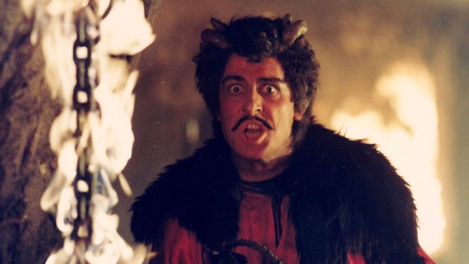 Karel Heřmánek jako hrůzu budící Lucifer ve filmu S čerty nejsou žerty.