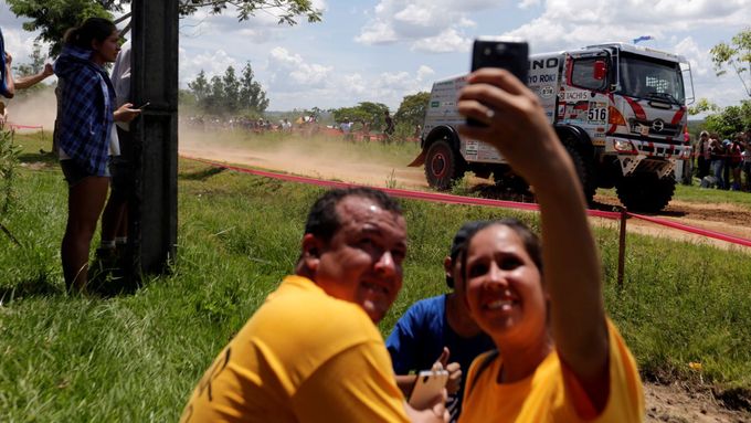 Premiéra Rallye Dakar v Paraguayi byla velkým úspěchem, novoroční slavnostní start i pondělní první etapa byly obklopený špalíry diváků.