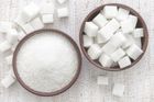 Cukr ve světě zlevnil o polovinu. Proč to nepoznáte v Česku?