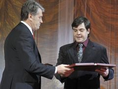 Viktor Juščenko (vlevo) po pěti letech v prezidentském úřadě končí.