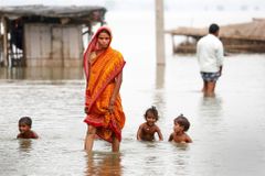 Záplavy v jižní Asii už zabily skoro tisíc lidí, Bangladéši hrozí hladomor
