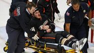 I tak někdy končí souboje v NHL. James Wisniewski musel do nemocnice