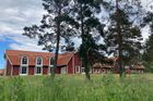 Dřevo, červená barva, bílé detaily. Na první pohled se tato budova schovaná v hlubokých lesích jižního Švédska příliš neliší od mnoha dalších, na které lze v okolí narazit.