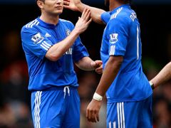 Frank Lampard uklidňuje Didiera Drogbu, který se místo něj dožadoval exekuce pokutového kopu
