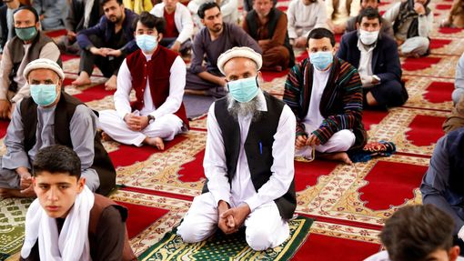 Afghánští muži během svátku íd al-fitr, který muslimové slaví po skončení postního měsíce ramadánu. Kvůli koronaviru má letos mnohá omezení, například v cestování.