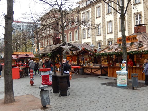 Německé úřady uklidňují veřejnost, že vánočním trhům nic nehrozí. Na snímku stánky v Duisburgu.