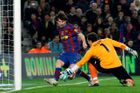 Lionel Messi střílí na branku Cesara.