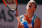 Video: Strýcová na US Open seřvala Hradeckou i rozhodčí. Kvůli culíku